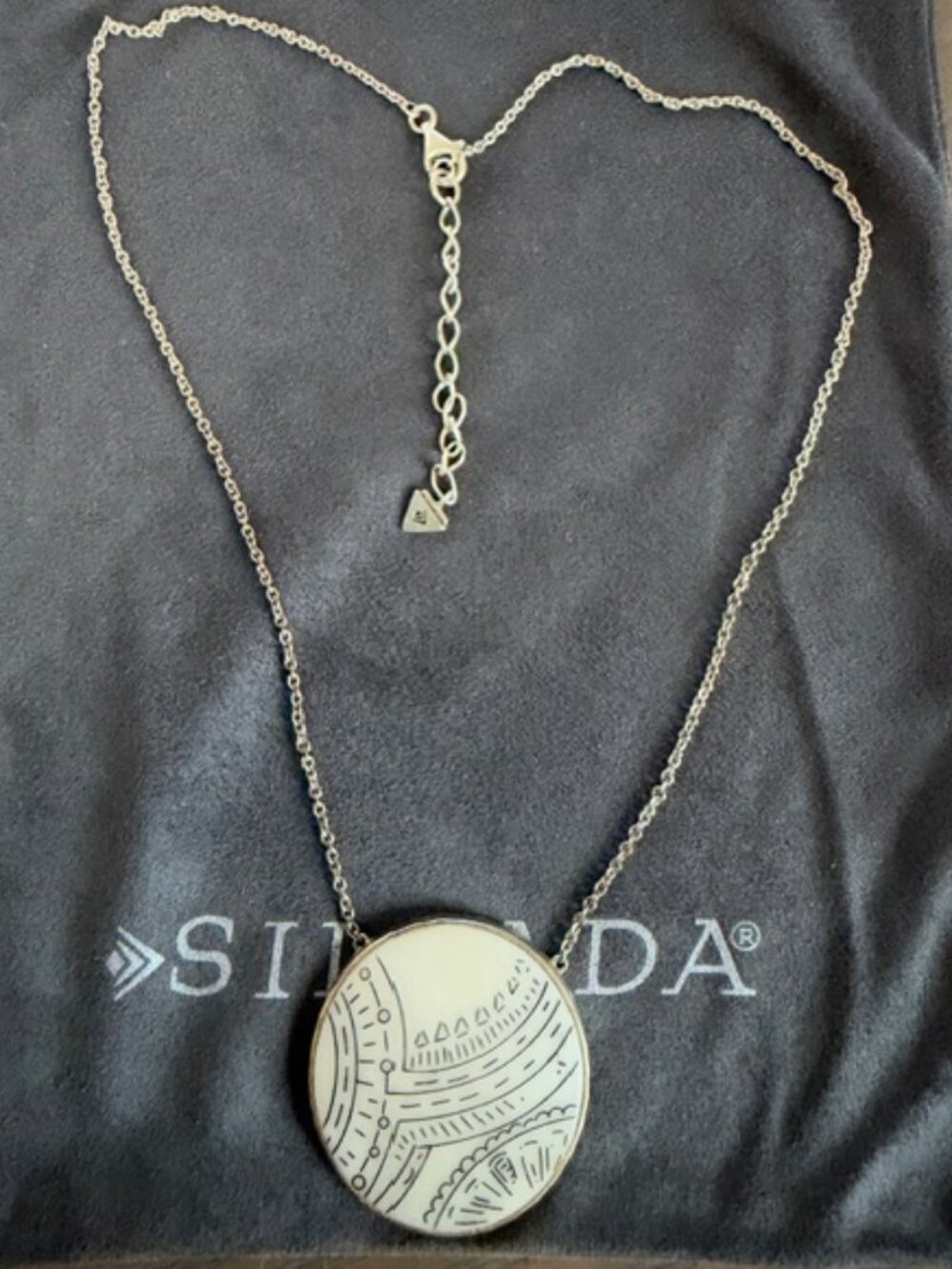 Silpada 18" Gold‑Tone Necklace with White Deco Pendant – Retired